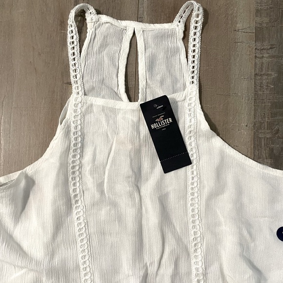 NWT HOLLISTER White flowy T-Top. 🌸💕 - Picture 3 of 5